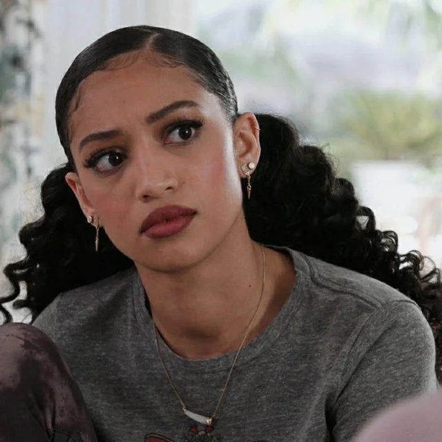 SAMANTHA LOGAN BIOGRAPHY, EARLY LIFE, CAREER